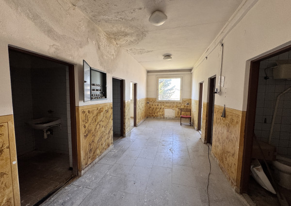 Predaj budovy s veľkým pozemkom – Gbely, priemyselná zóna, pozemok 5602 m².