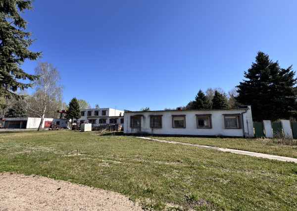 Predaj budovy s veľkým pozemkom – Gbely, priemyselná zóna, pozemok 5602 m².