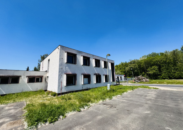 Predaj budovy s veľkým pozemkom – Gbely, priemyselná zóna, pozemok 5602 m².