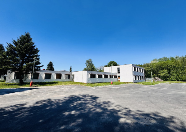 Predaj budovy s veľkým pozemkom – Gbely, priemyselná zóna, pozemok 5602 m².