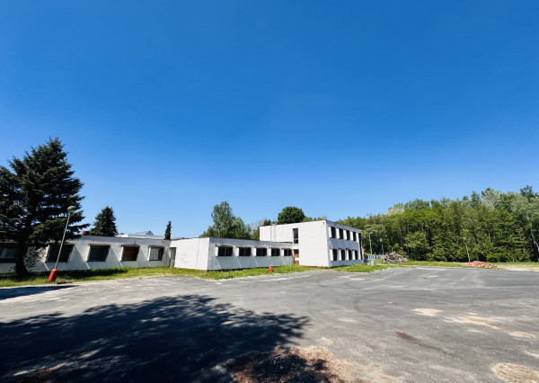 Predaj budovy s veľkým pozemkom – Gbely, priemyselná zóna, pozemok 5602 m².