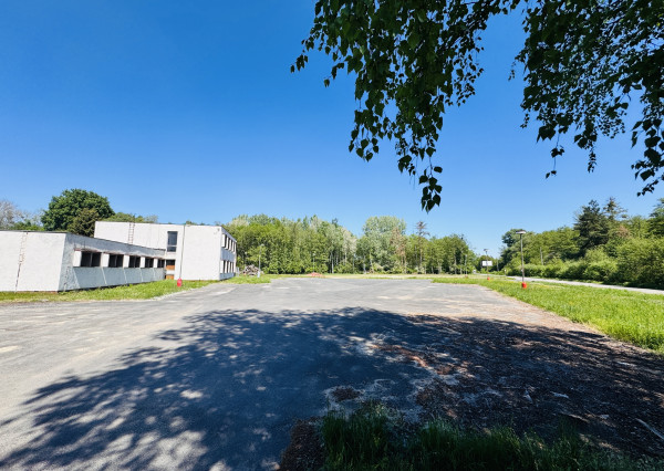 Predaj budovy s veľkým pozemkom – Gbely, priemyselná zóna, pozemok 5602 m².
