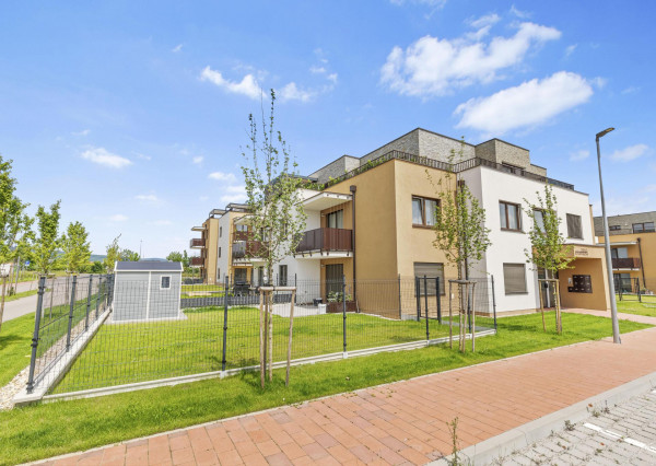 Moderný 2-izbový byt v Modre – zariadený, s parkovaním a balkónom!