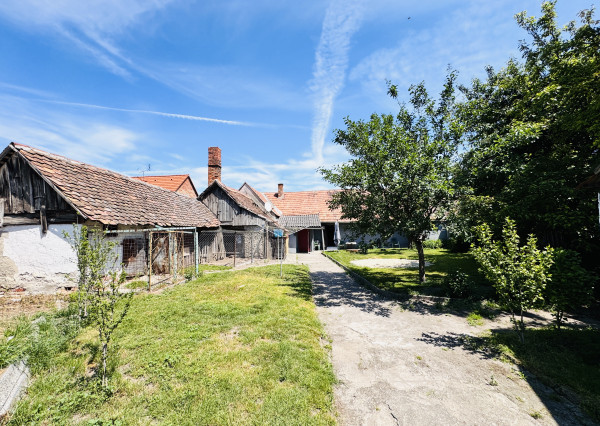 Na predaj 3-izbový rodinný dom s garážou a hospodárskymi budovami – Holíč, ul. Štúrova.