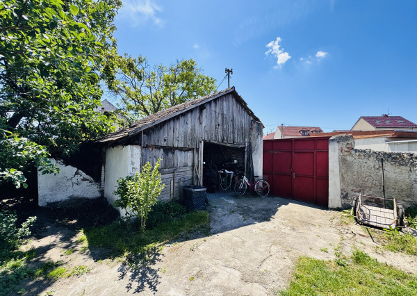 Na predaj 3-izbový rodinný dom s garážou a hospodárskymi budovami – Holíč, ul. Štúrova.