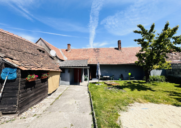 Na predaj 3-izbový rodinný dom s garážou a hospodárskymi budovami – Holíč, ul. Štúrova.