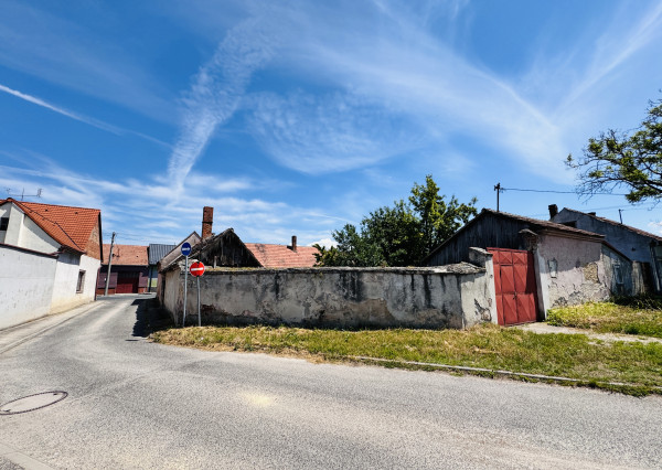 Na predaj 3-izbový rodinný dom s garážou a hospodárskymi budovami – Holíč, ul. Štúrova.