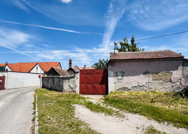 Na predaj 3-izbový rodinný dom s garážou a hospodárskymi budovami – Holíč, ul. Štúrova.