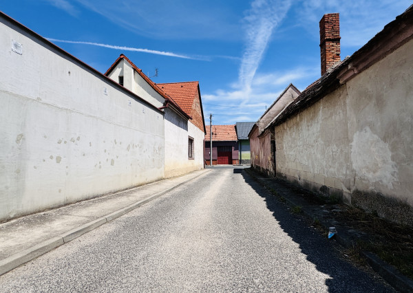 Na predaj 3-izbový rodinný dom s garážou a hospodárskymi budovami – Holíč, ul. Štúrova.