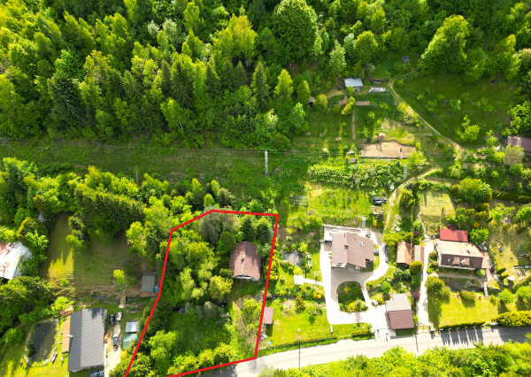 Pozemok s potokom a starším domom v obci Horná Lehota