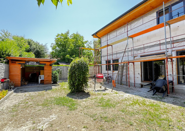 PREDAJ dvojpodlažnej rekreačnej chaty pri Šulianskom jazere