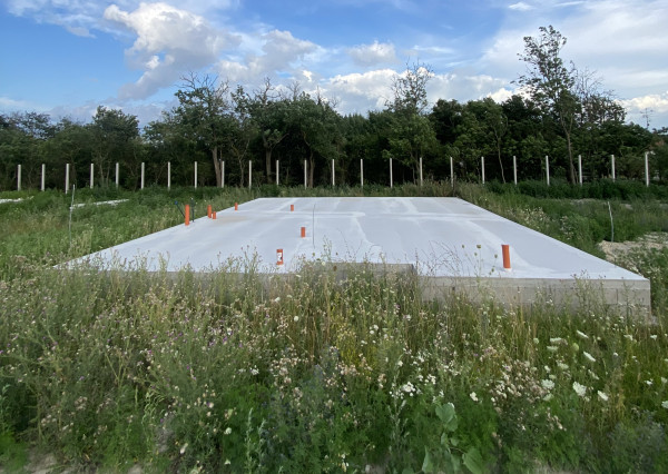 Na predaj stavebný pozemok s hotovými základmi v obci Kyselica, 526 m²