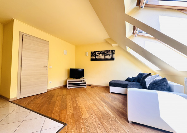 NA PREDAJ  svetlý  2-izbový podkrovný byt v centre Skalice – Potočná ulica.