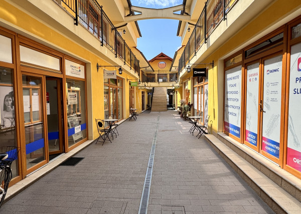 NA PREDAJ  svetlý  2-izbový podkrovný byt v centre Skalice – Potočná ulica.