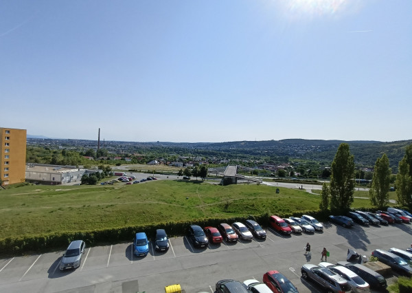 Priestranný 4i byt pri lese s výhľadom a budúcim potenciálom