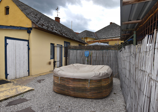 Rodinný dom s veľkou záhradou a potenciálom v obci Sološnica