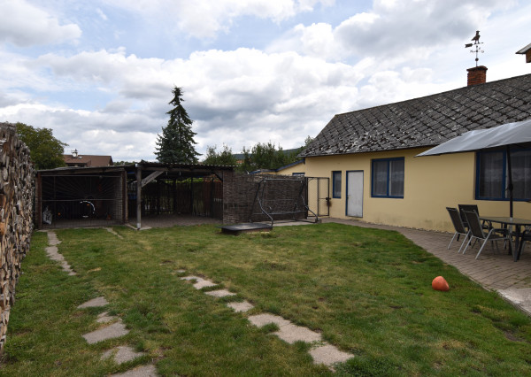 Rodinný dom s veľkou záhradou a potenciálom v obci Sološnica