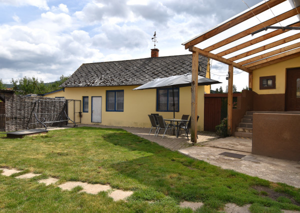 Rodinný dom s veľkou záhradou a potenciálom v obci Sološnica