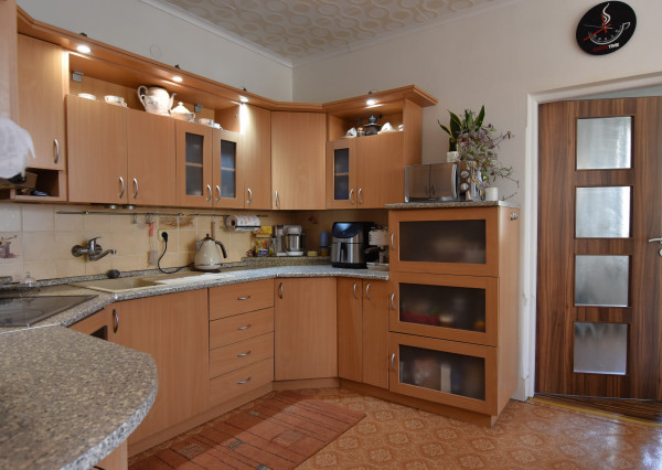 Rodinný dom s veľkou záhradou a potenciálom v obci Sološnica