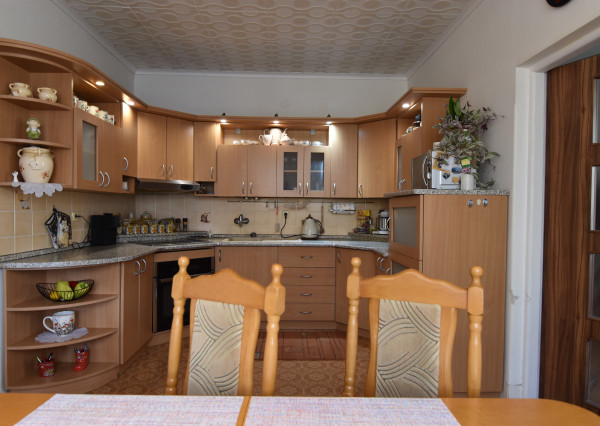 Rodinný dom s veľkou záhradou a potenciálom v obci Sološnica