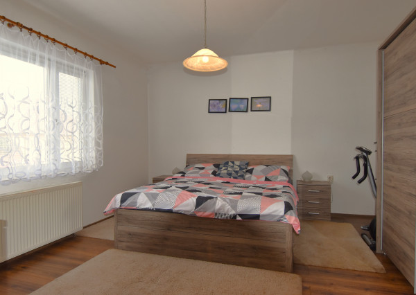 Rodinný dom s veľkou záhradou a potenciálom v obci Sološnica