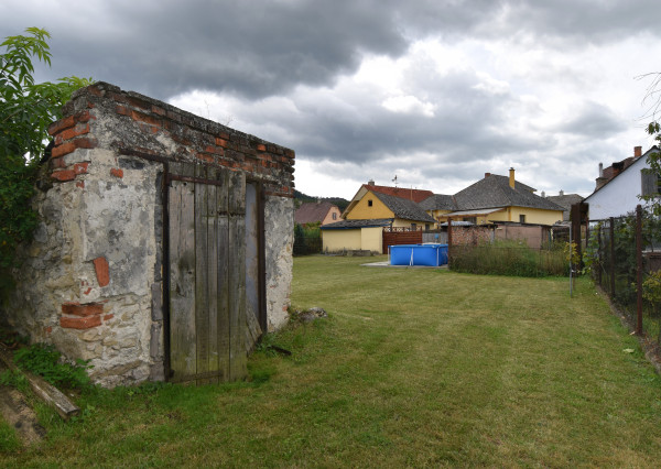Rodinný dom s veľkou záhradou a potenciálom v obci Sološnica
