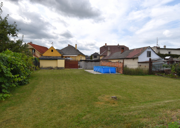 Rodinný dom s veľkou záhradou a potenciálom v obci Sološnica