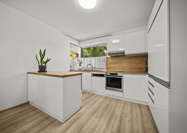 Prenájom priestranného 5-izbového rodinného domu pri lese v Dúbravke