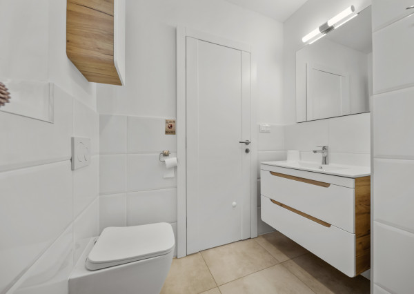 Prenájom priestranného 5-izbového rodinného domu pri lese v Dúbravke