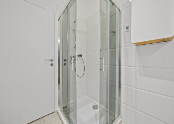 Prenájom priestranného 5-izbového rodinného domu pri lese v Dúbravke