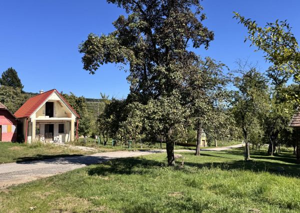 Na predaj rozostavaná poschodová vinohradnícka chatka v okrese Skalica – Radošovské vinohrady.