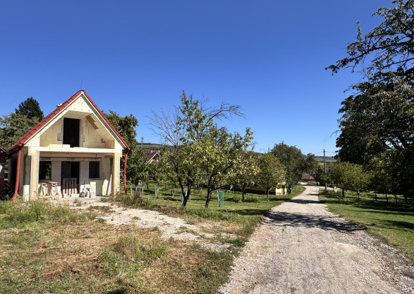 Na predaj rozostavaná poschodová vinohradnícka chatka v okrese Skalica – Radošovské vinohrady.
