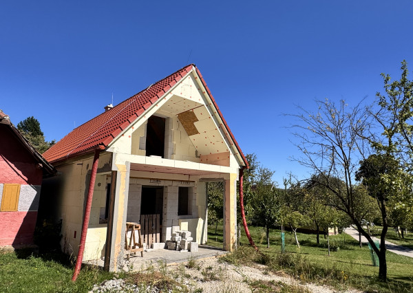 Na predaj rozostavaná poschodová vinohradnícka chatka v okrese Skalica – Radošovské vinohrady.