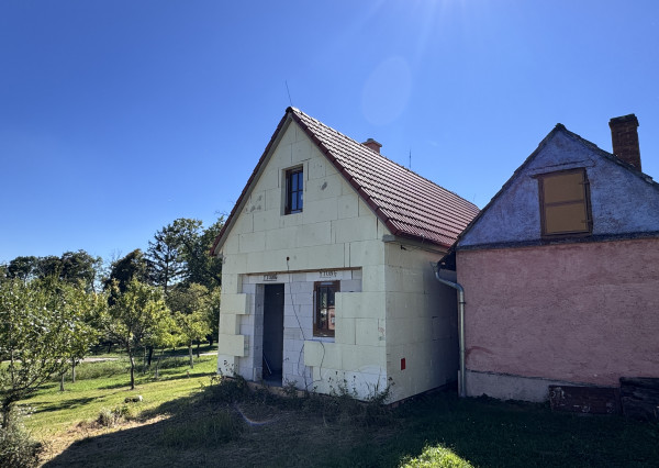 Na predaj rozostavaná poschodová vinohradnícka chatka v okrese Skalica – Radošovské vinohrady.