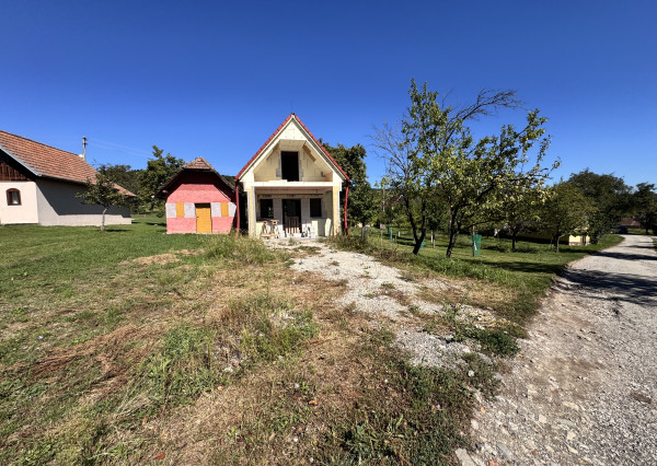 Na predaj rozostavaná poschodová vinohradnícka chatka v okrese Skalica – Radošovské vinohrady.