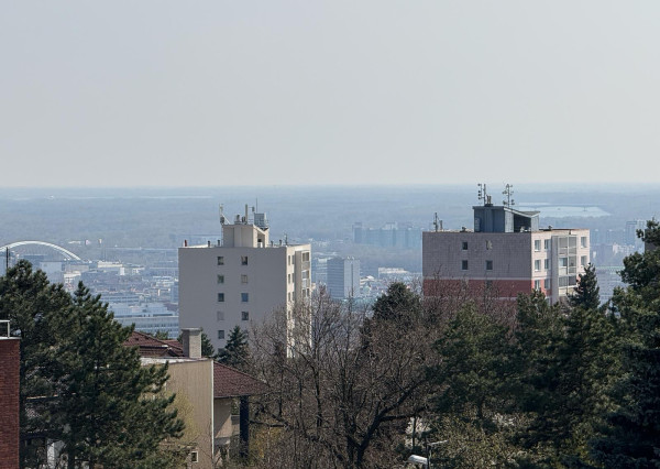 Predaj nadštandardne veľkého 3 izbového bytu s nádherným výhľadom na Bratislavu
