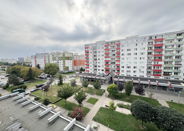 Na predaj priestranný 1 izbový byt na Bučinovej priamo na vrakuňskom korze, 41,35 +4,5 loggia m2