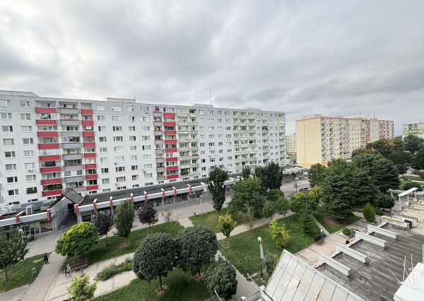 Na predaj priestranný 1 izbový byt na Bučinovej priamo na vrakuňskom korze, 41,35 +4,5 loggia m2