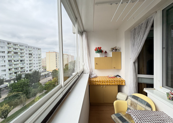 Na predaj priestranný 1 izbový byt na Bučinovej priamo na vrakuňskom korze, 41,35 +4,5 loggia m2