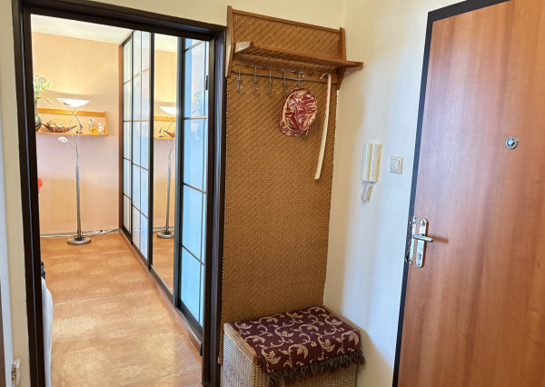 Na predaj priestranný 1 izbový byt na Bučinovej priamo na vrakuňskom korze, 41,35 +4,5 loggia m2