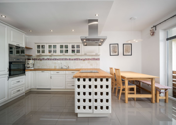 PREDAJ 4 izb rodinného domu s garážou, Tri Vody I., Malinovo