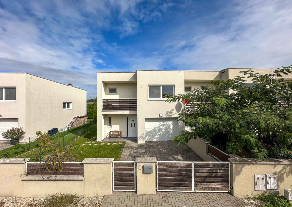 PREDAJ 4 izb rodinného domu s garážou, Tri Vody I., Malinovo