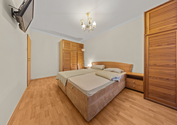 Na predaj PRIESTRANNÝ zrekonštruovaný 2 izbový byt v Šamoríne