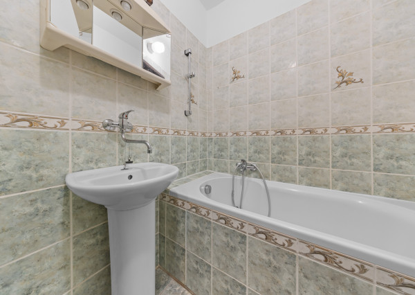 Na predaj PRIESTRANNÝ zrekonštruovaný 2 izbový byt v Šamoríne