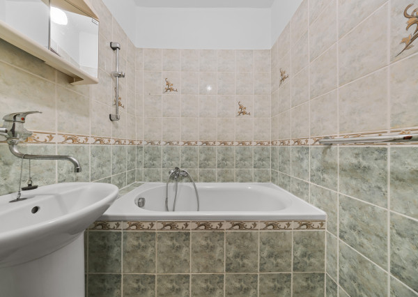 Na predaj PRIESTRANNÝ zrekonštruovaný 2 izbový byt v Šamoríne