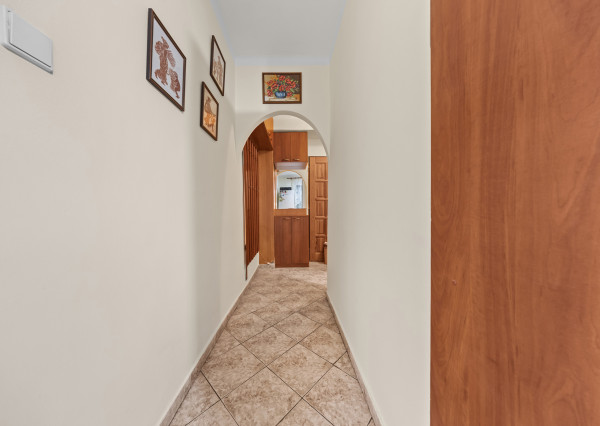 Na predaj PRIESTRANNÝ zrekonštruovaný 2 izbový byt v Šamoríne