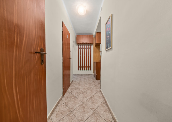 Na predaj PRIESTRANNÝ zrekonštruovaný 2 izbový byt v Šamoríne