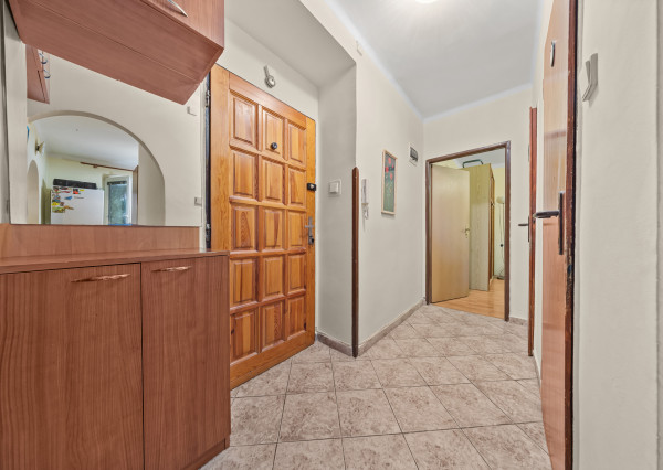 Na predaj PRIESTRANNÝ zrekonštruovaný 2 izbový byt v Šamoríne