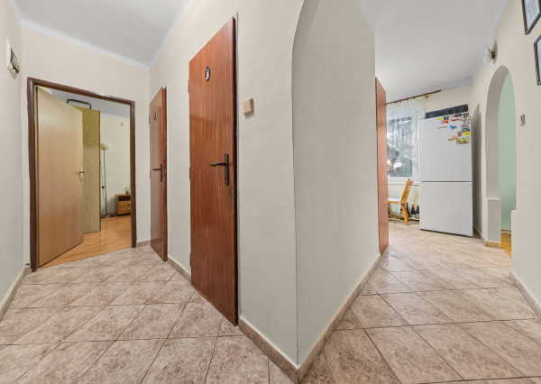 Na predaj PRIESTRANNÝ zrekonštruovaný 2 izbový byt v Šamoríne