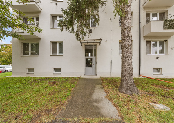 Na predaj PRIESTRANNÝ zrekonštruovaný 2 izbový byt v Šamoríne